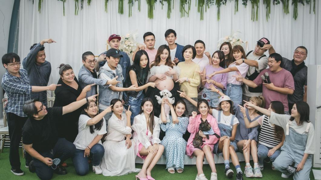 大批好友一起參與蔡允潔的寶寶性別派對。(圖/Playground婚禮婚紗攝影提供)