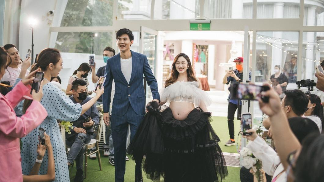 蔡允潔與老公一起牽手進場。(圖/Playground婚禮婚紗攝影提供)