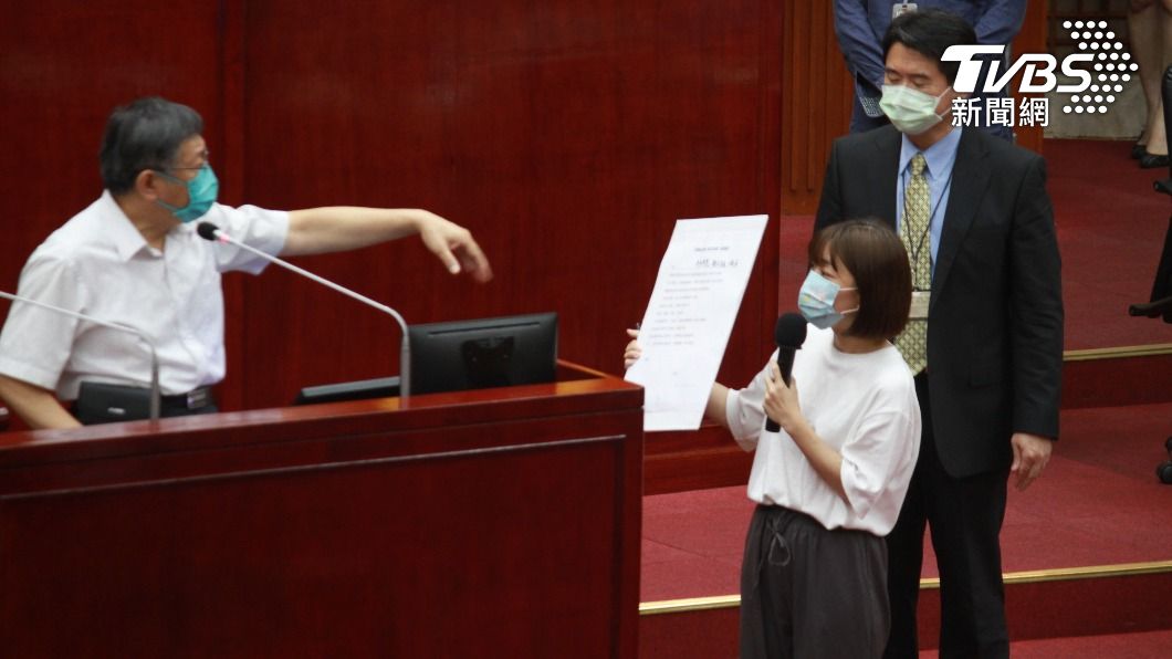 林穎孟要求柯文哲簽署不投降承諾書,柯文哲反嗆「我管妳去死」。(圖/TVBS)