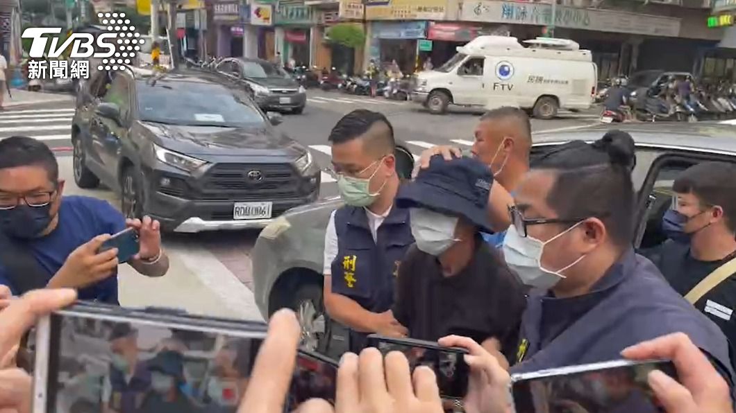 梁嫌被警方帶回偵辦。(圖/TVBS)