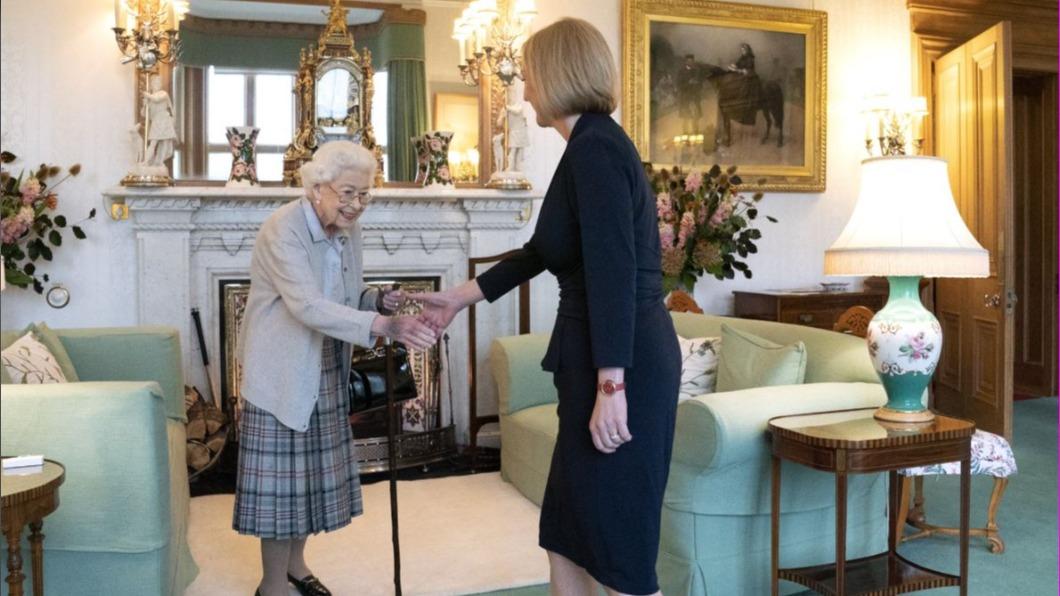 女王任命成新首相，特拉斯展開「新鐵娘子」時代。（圖／翻攝自 Twitter @RoyalFamily）