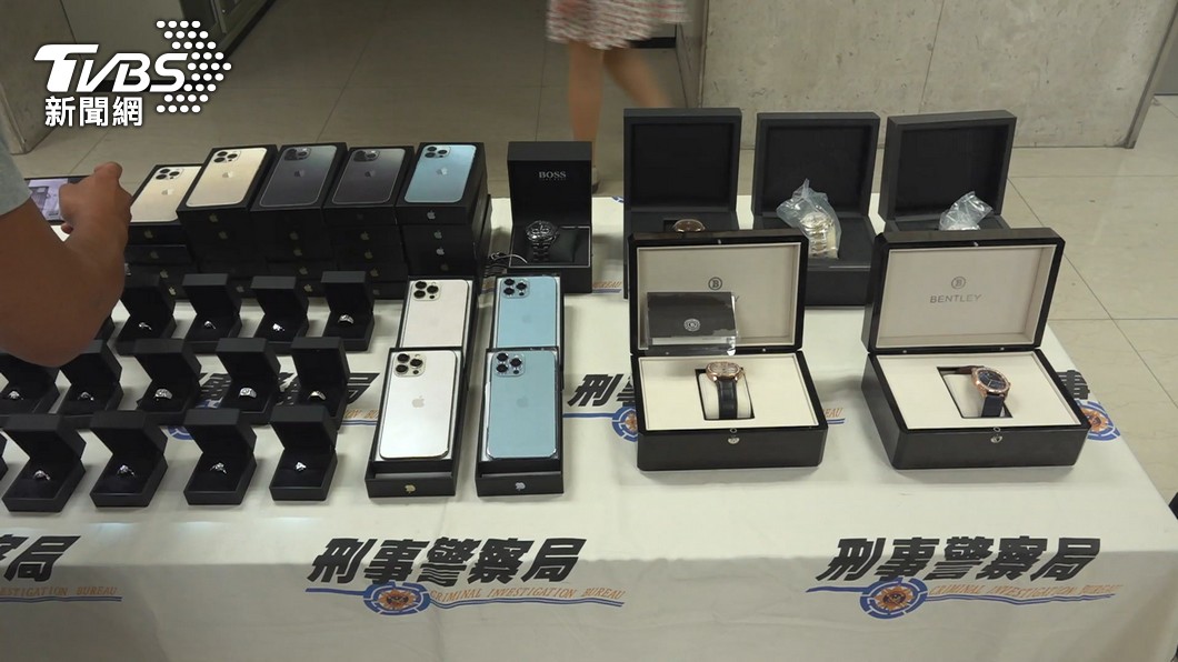 警方查獲大批山寨精品。(圖/TVBS)