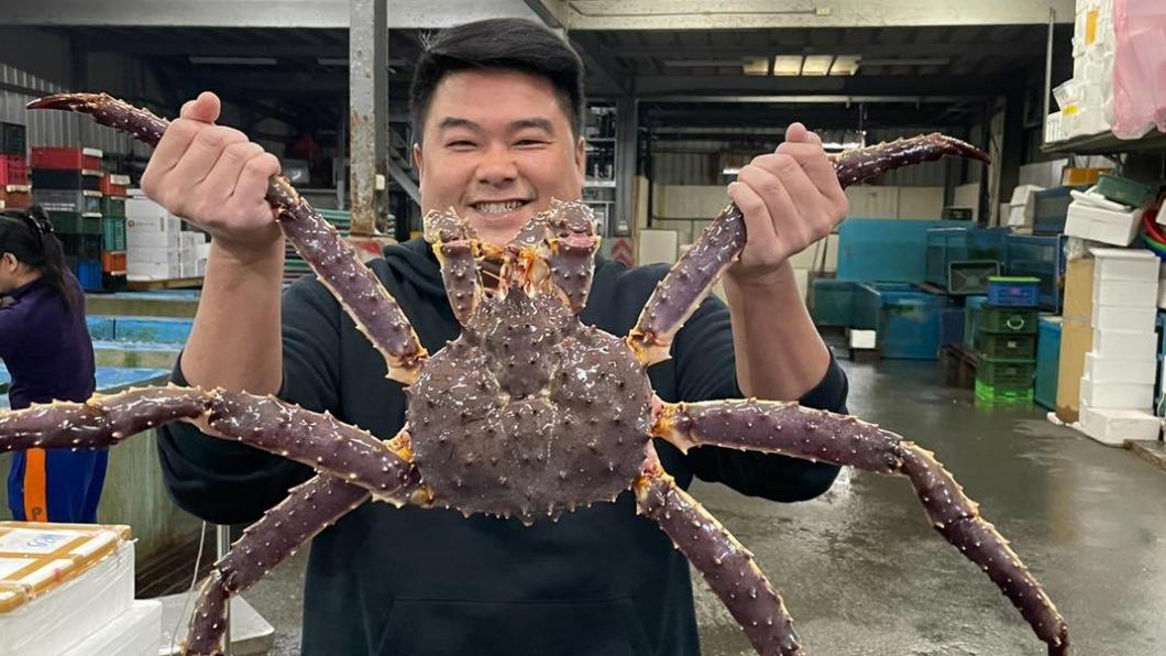 狂曬超巨帝王蟹、龍蝦!補教名師嘆:我爸窮到只能吃海鮮