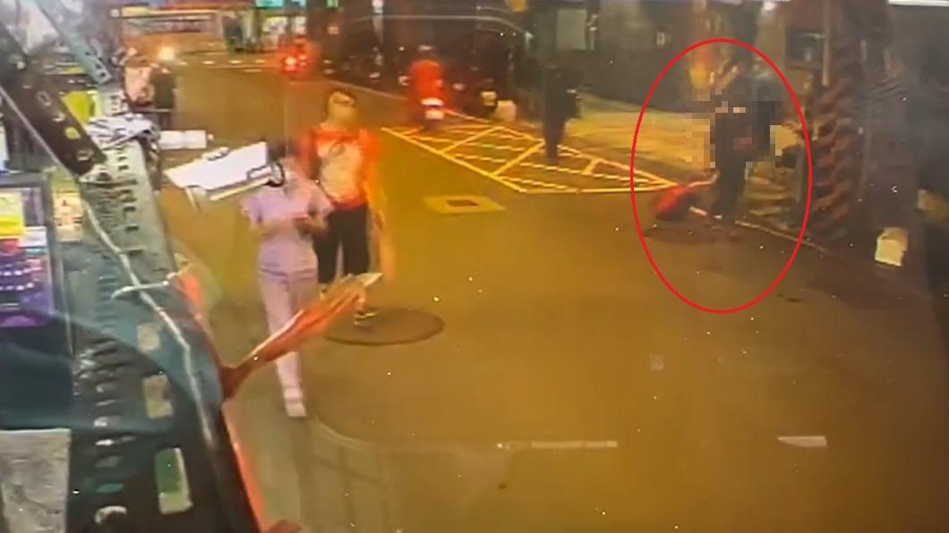 監視器拍下梁男在犯案後拖著行李箱匆匆離家。（圖／民眾提供）