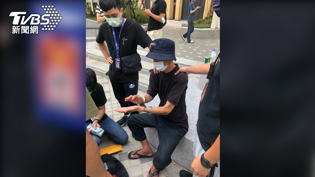 警方埋伏逮捕梁姓男子。（圖／TVBS）
