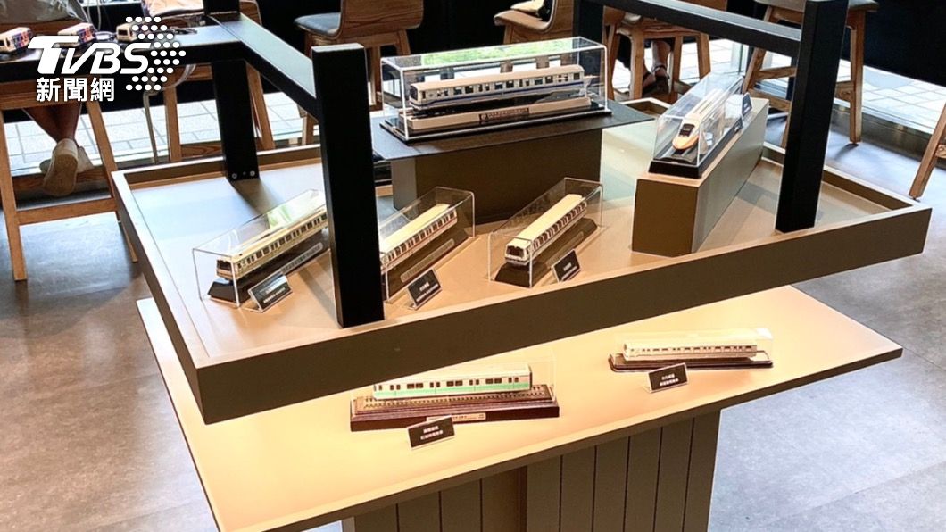 路易莎北捷聯名門市，展示櫃加入許多捷運列車元素，陳列來自世界各國的電聯車。（圖／路易莎提供）