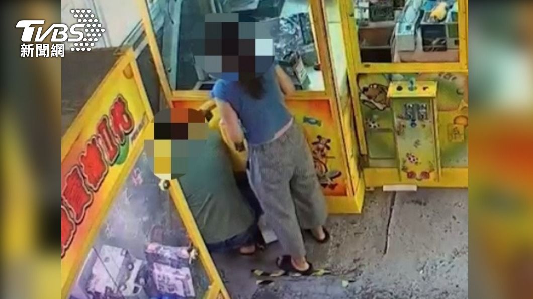 遊客順手牽羊!夫妻檔見機台洞口卡清淨機 手伸進去挖下來