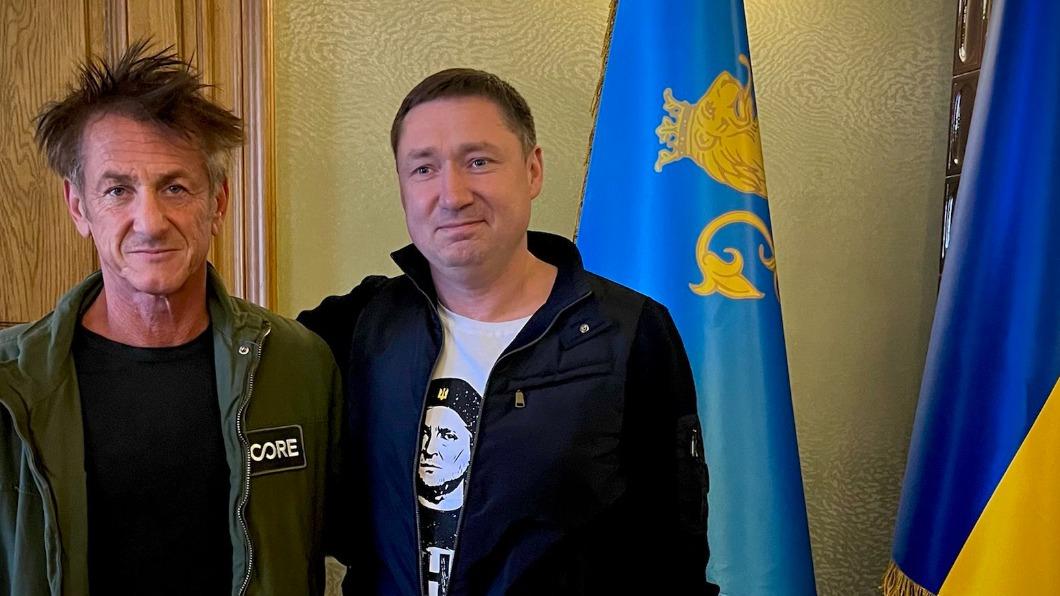 西恩潘(左)造訪烏克蘭,和利維夫州長科齊次基(Maksym Kozytskyy)合影。(圖/翻攝自Twitter@SeanPenn)