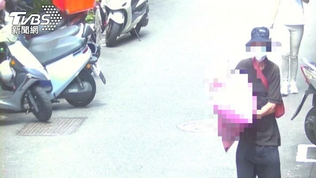 監視器拍下梁嫌棄屍的過程。（圖／TVBS）