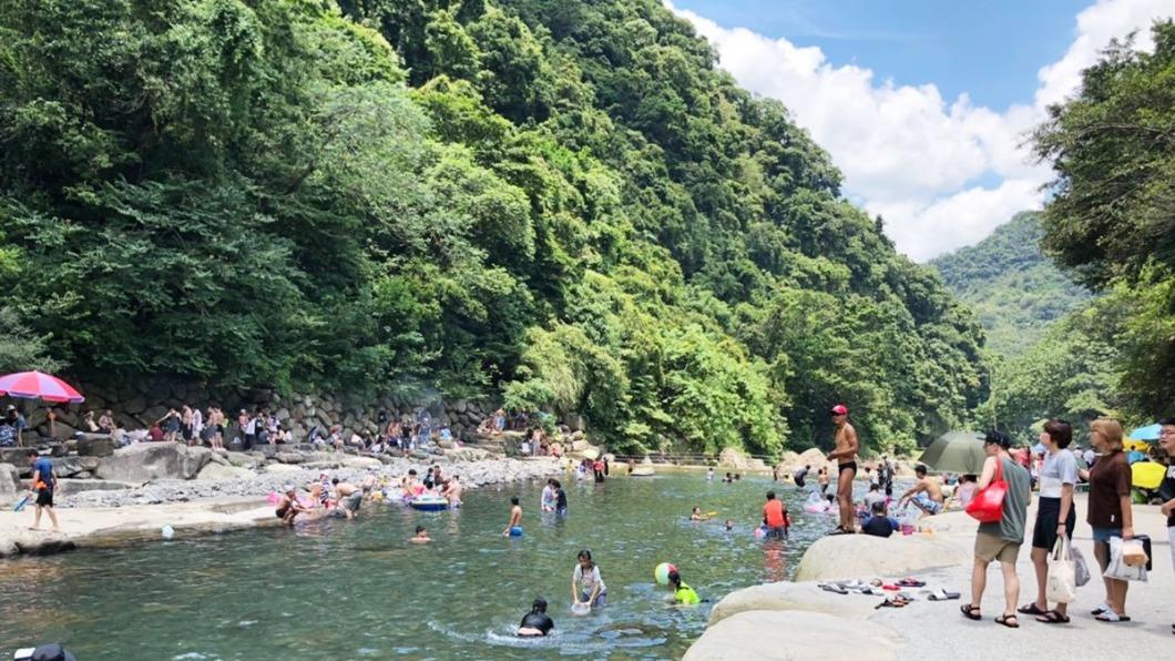 鴛鴦谷烤肉區除了能夠烤肉以外,旁邊還能玩水,適合親子同樂。(圖/翻攝自鴛鴦谷烤肉區臉書)