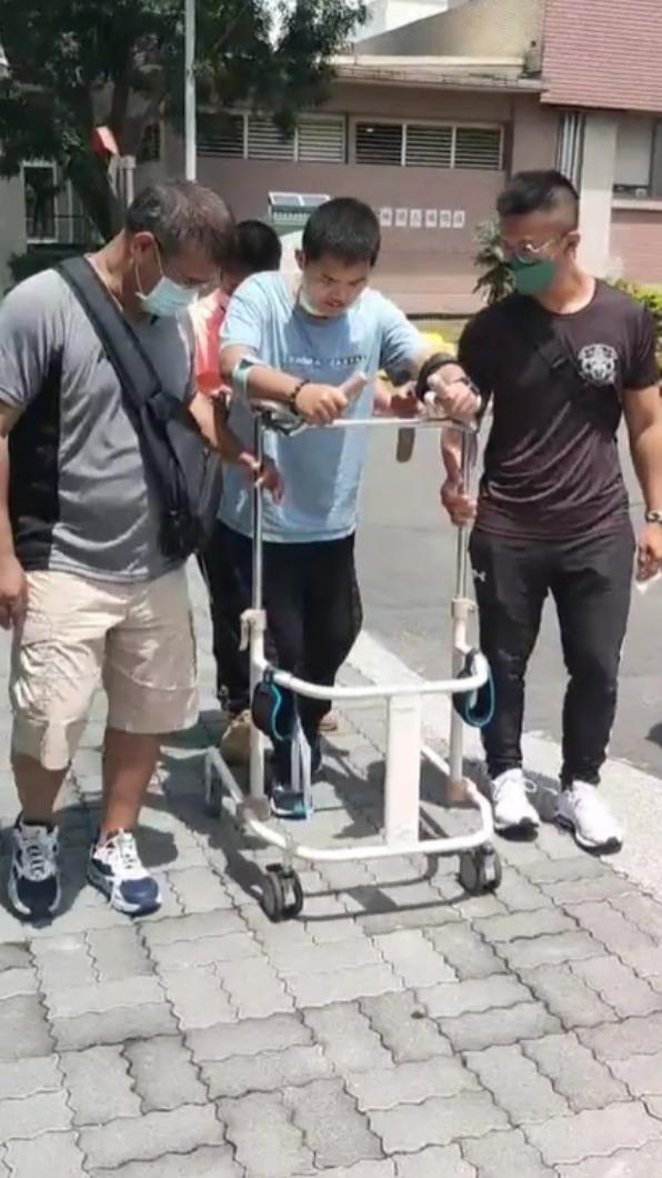 秦良丰推學步器繞行醫院。(圖/翻攝自秦天人臉書)
