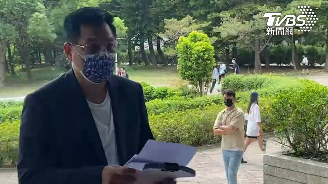 林耕仁親自到中華大學。(圖/TVBS)