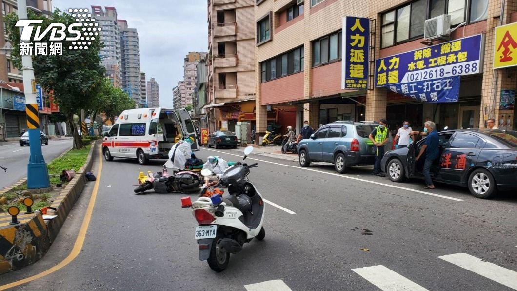 女騎士路口迴轉,導致對向車道的機車閃避不及撞上。(圖/TVBS)