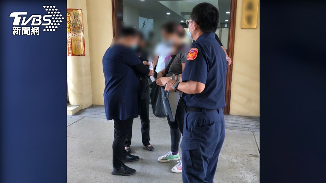 新莊分局巡佐王聖傑協助無名屍落葉歸根。(圖/TVBS)