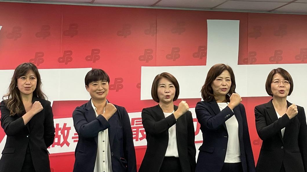 蔡英文率領新竹市長參選人沈慧虹、彰化縣長參選人黃秀芳、南投縣長參選人蔡培慧、屏東縣長參選人周春米與花蓮縣長參選人Kolas Yotaka組成「女力連線」。(圖/TVBS)