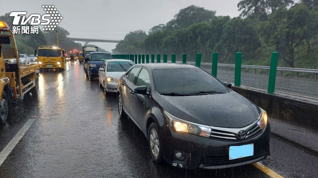 午後暴雨釀禍!國三竹崎段21車連環撞 車流回堵3K