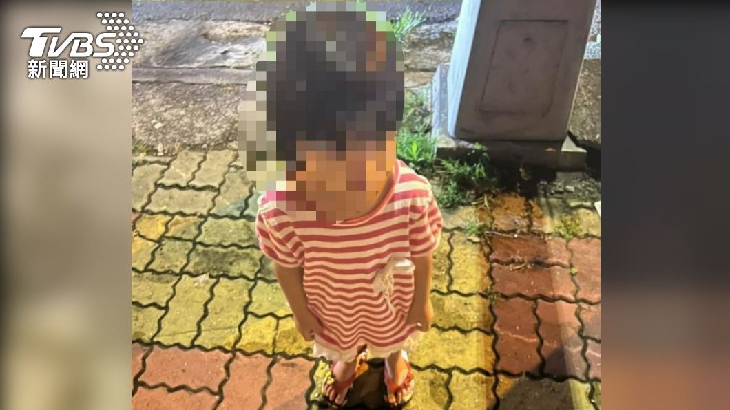 2歲童半夜清醒外出找媽 「站快車道」駕駛嚇歪急牽人行道
