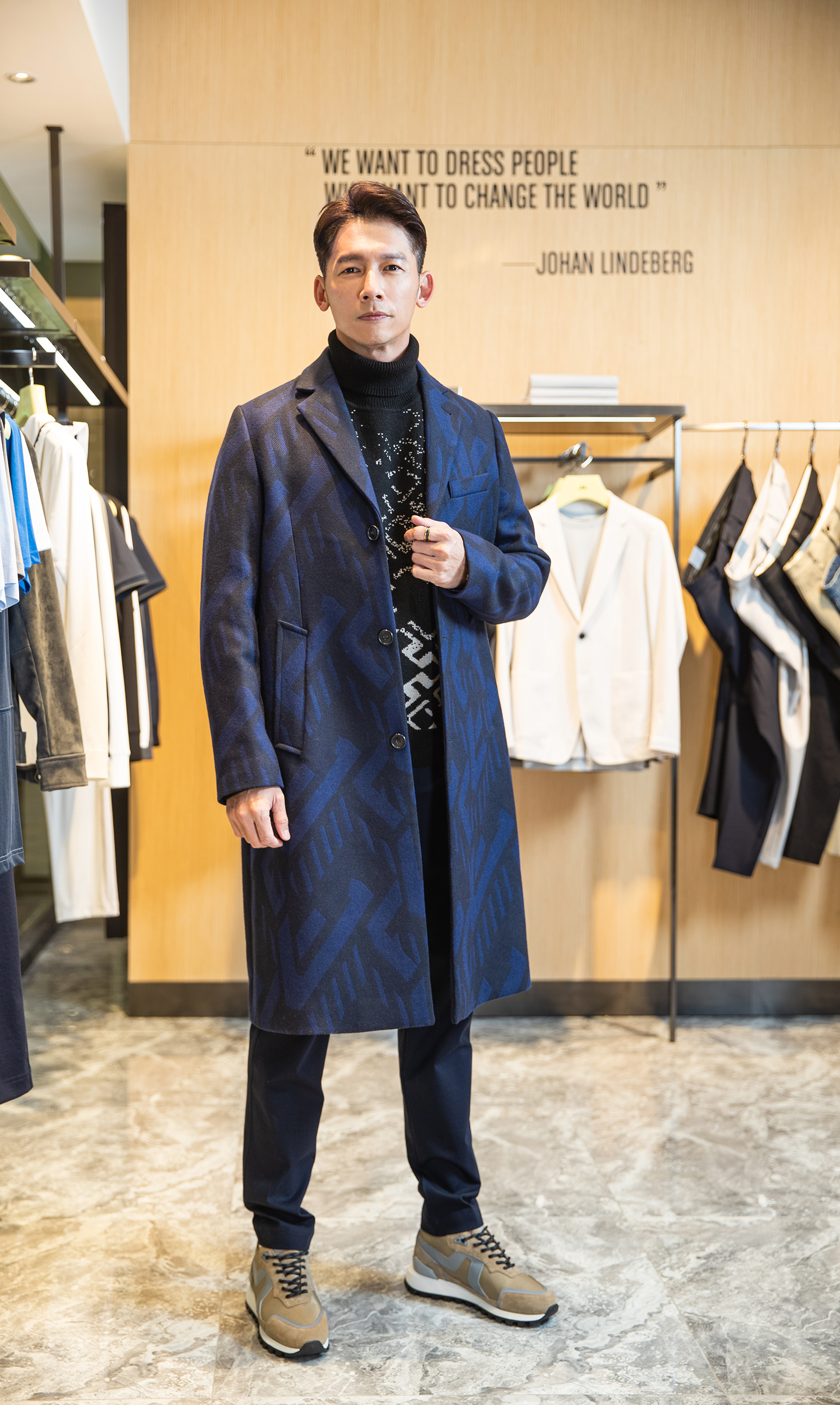 温昇豪穿著 J.LINDEBERG FW22 解構圖騰緹花羊毛大衣。（圖／J.Lindeberg提供）