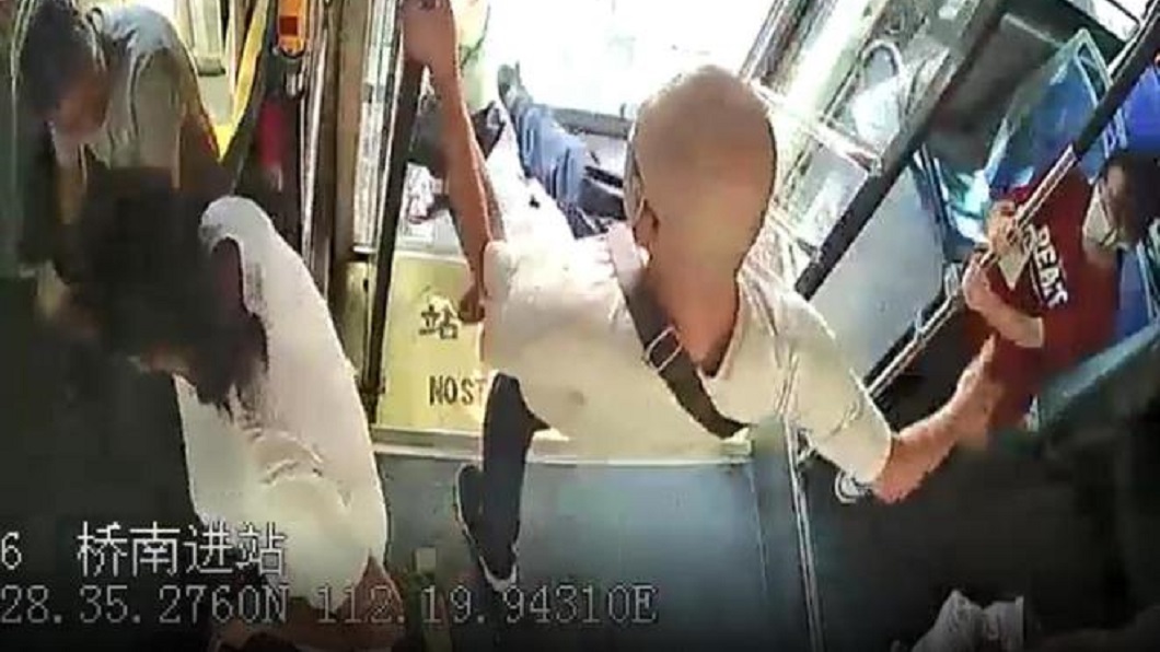 一名男乘客看不下去把女子貨物扔出車外並將她踹下車。(圖/翻攝自網易新聞)