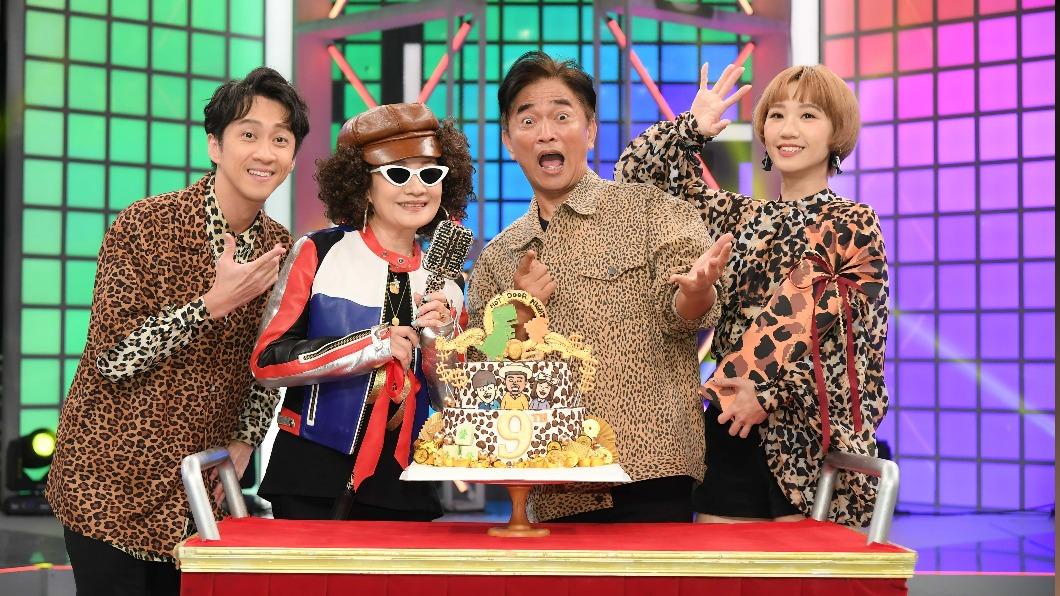 陳漢典(左一)、吳宗憲(右二)、Lulu(右一)主持的《綜藝大熱門》先前才度過9週年。(圖/三立提供)
