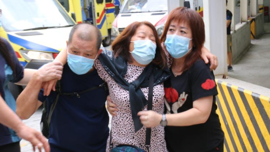 22歲死者母親到場後悲痛萬分。(圖/香港01)