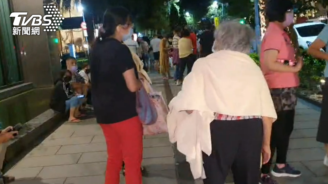 房客披著浴巾逃出飯店。(圖/TVBS)