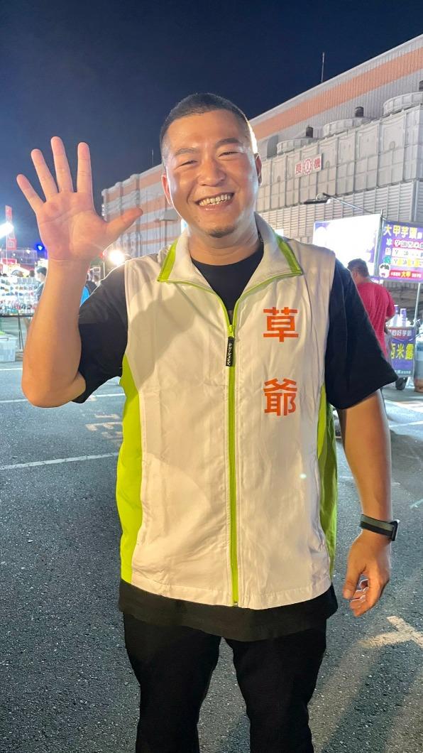 草爺身穿印有自己名字的背心掃街拜票。(圖/紅心字會提供)