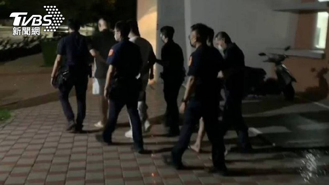 員警深夜將鬥毆的民眾帶回偵辦。(圖/TVBS)