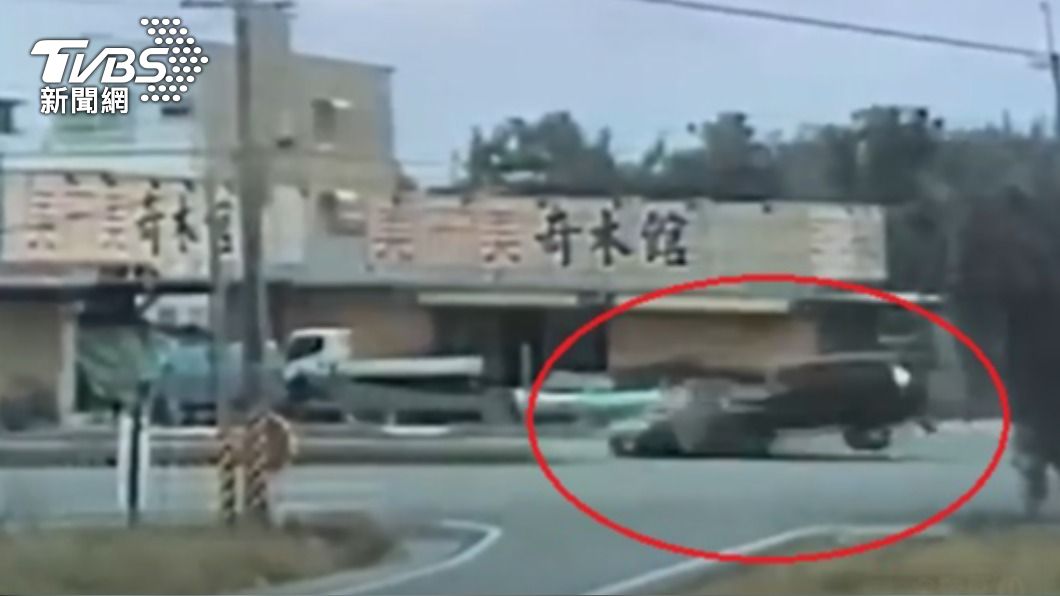 兩車強烈碰撞。(圖/TVBS)
