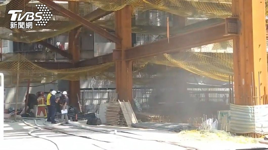 濃煙竄天!北投建築工地不明原因起火 消防救出1人送醫