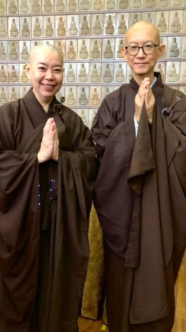 王致祥(圖右)也皈依佛門。(圖/翻攝自賴冰霞臉書)