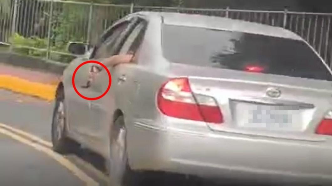 男大生搭車手持榔頭晃來晃去 網:我看了啥