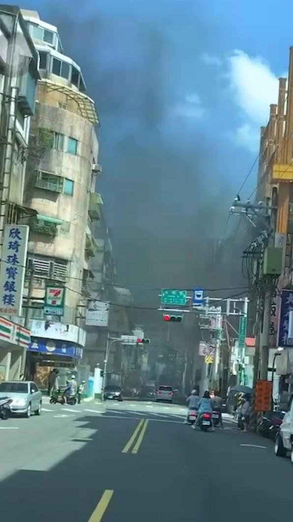街道上黑煙迷漫。（圖／Facebook台北之北投幫）