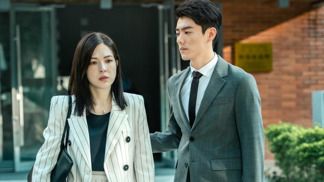 李程彬(右)飾演許瑋甯男友李皓明在劇中一人分飾兩角。(圖/Netflix提供)