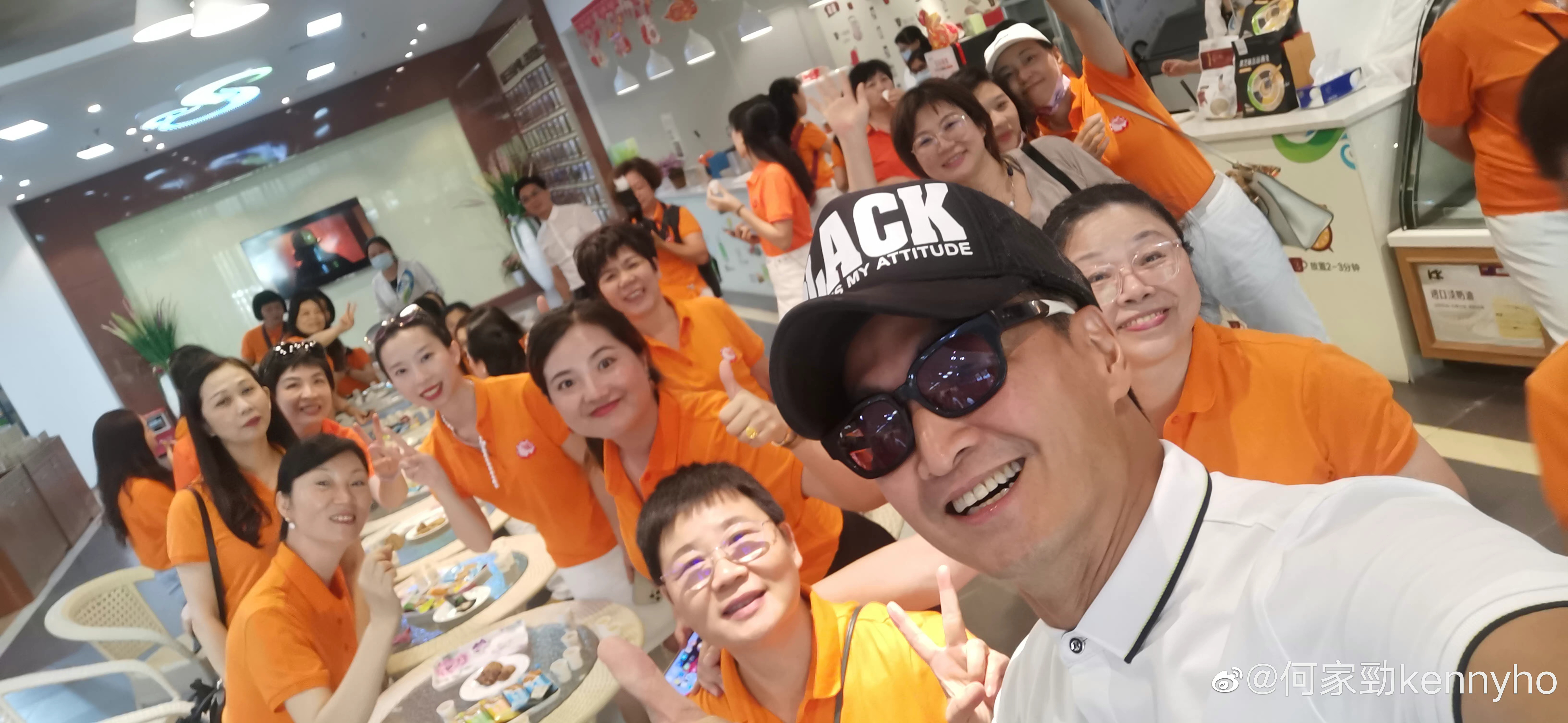何家勁與貴客自拍合影。(圖/翻攝自微博)