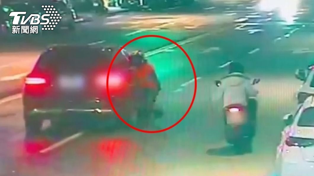 汽車駕駛控訴騎士鑽進車內抓傷他。(圖/TVBS)