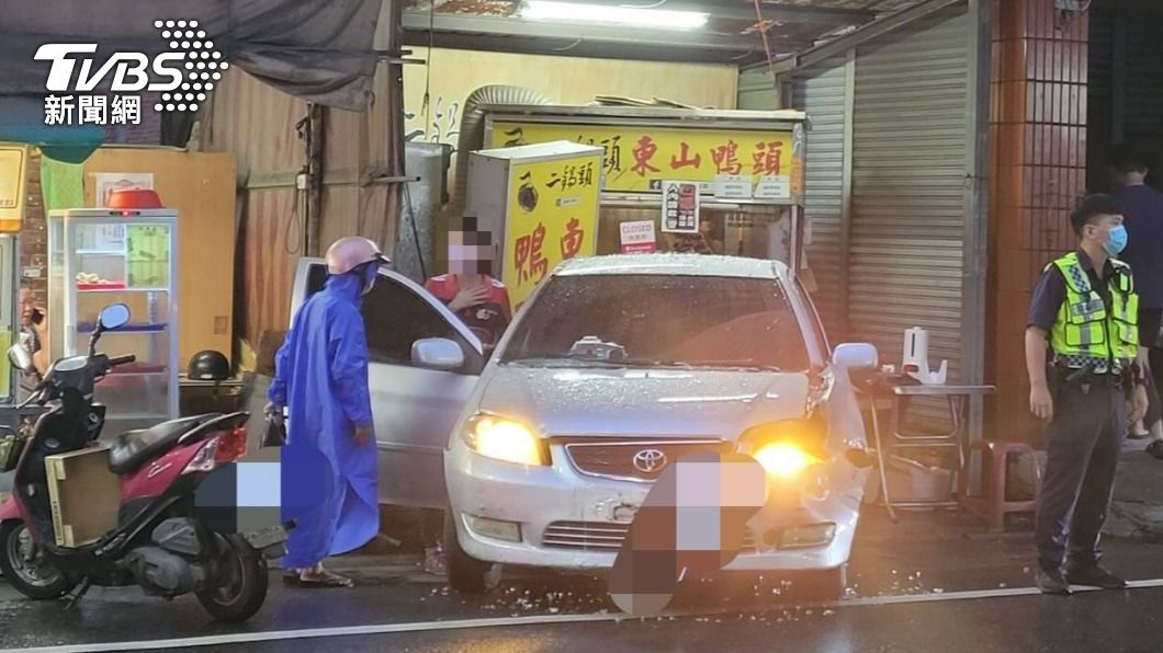 剛營業就打烊!新手上路暴衝進婦嬰店 急倒車再毀小吃攤