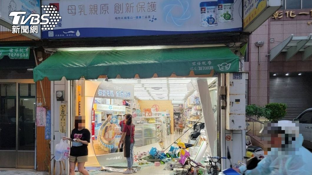 母嬰用品店玻璃損毀。(圖/TVBS)