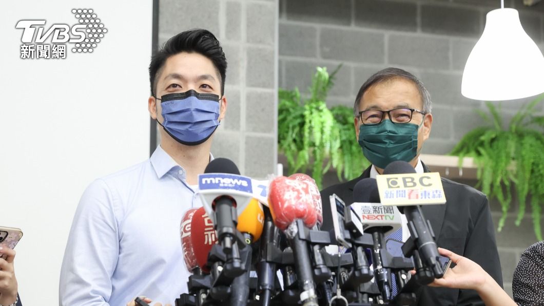 國民黨台北市長參選人蔣萬安今(8)日向台灣基督長老教會雙連教會長老江彥霆拜會請益。(圖/TVBS)