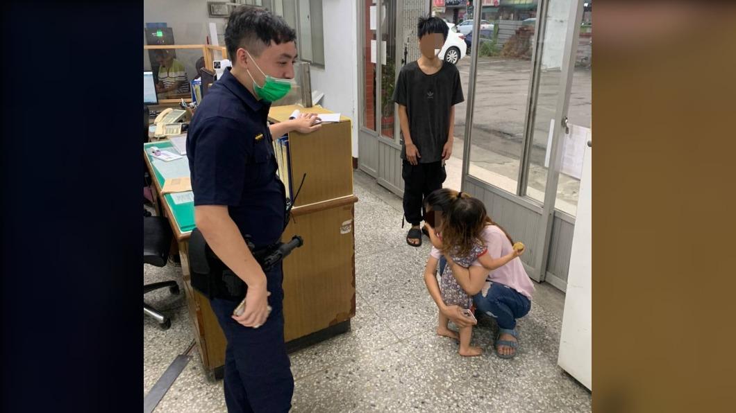 媽媽到警局抱小孩自責哭泣(圖/桃園警方提供)