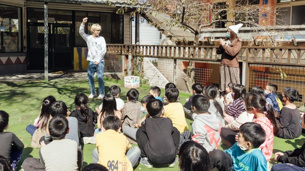 炎亞綸說故事給小孩聽。(圖/至善基金會提供)