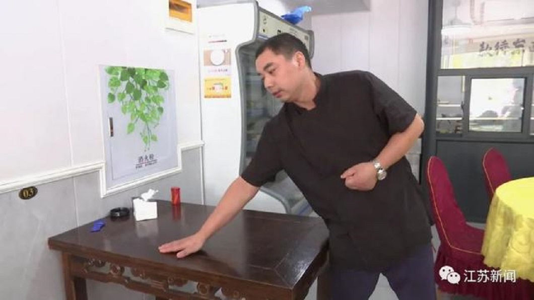 事後老闆聯繫男女雙方對方都稱說以為是對方要請客。(圖/翻攝自網易新聞)