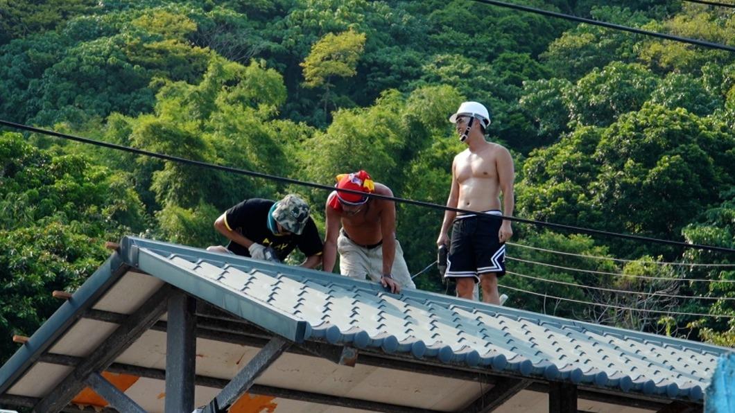 隊員們在屋頂上受曝曬,為了打造知名地標。(圖/三立提供)