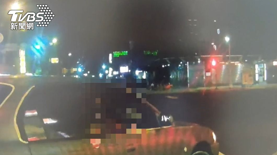 雙方因為行車糾紛爆衝突,涉嫌開槍的車輛當下還攔車嗆聲。(圖/TVBS)