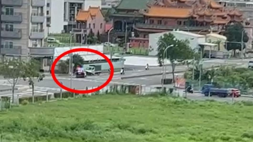 高雄駕駛拒檢狂飆!警車包夾撞停小貨車 員警受傷嫌送辦