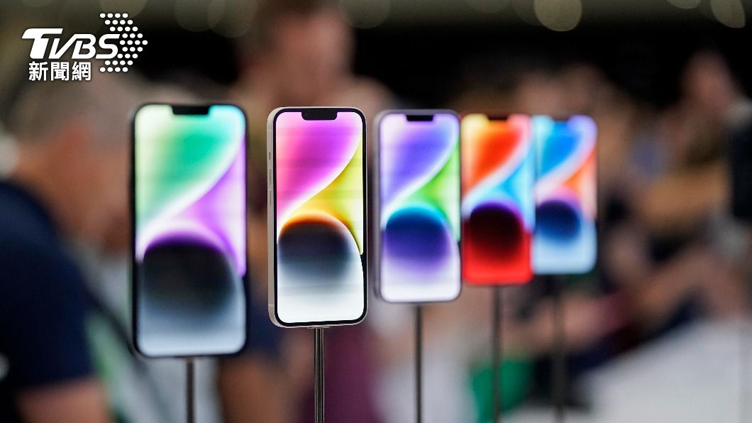 蘋果推出新一代iPhone 14手機,共有5種色系。(圖/達志影像美聯社)
