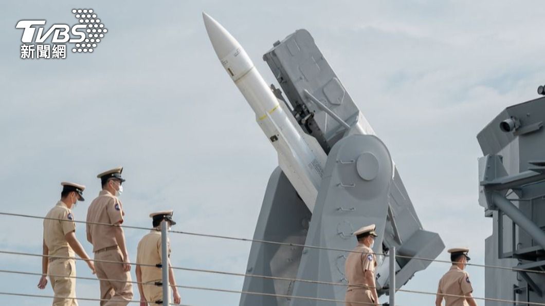 艦艏處飛彈發射架上的「標準一型防空飛彈」,其外觀黃圈、白色彈體為「實彈」。(圖/總統府提供)