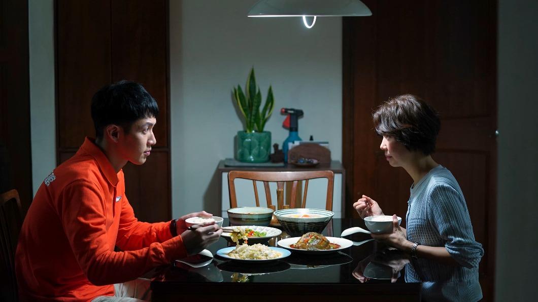 片中柯震東、于子育的母子關係太過緊密,讓兒子無法真正成長。(圖/甲上娛樂提供)