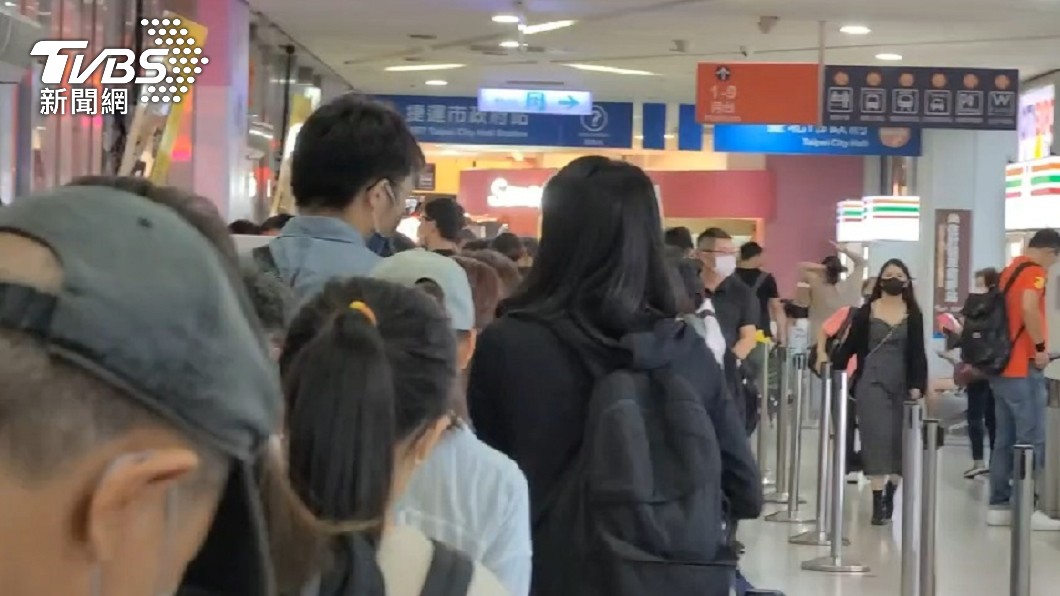 不少民眾到市府轉運搭乘客運要返回宜蘭。(圖/TVBS)