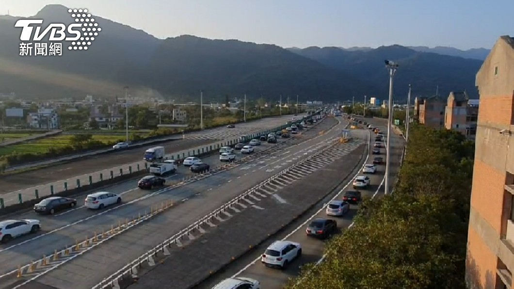 宜蘭往台北方向同樣在頭城北上匝道路段出現近2公里的車潮。(圖/TVBS)
